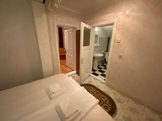Проживание в семье Apartament Mansarda Куртя-де-Арджеш Семейный номер с ванной комнатой-27