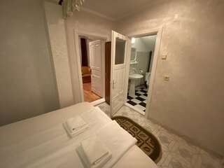 Проживание в семье Apartament Mansarda Куртя-де-Арджеш Семейный номер с ванной комнатой-2